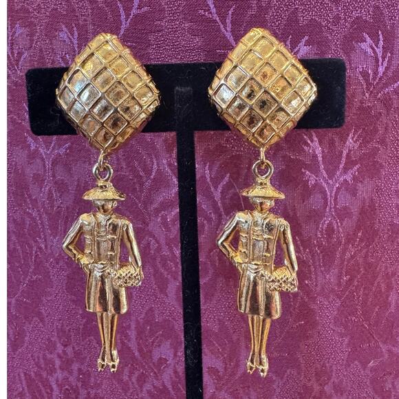 Chanel Vintage Lady Coco Mademoiselle Dangle Clip On Earrings 70s 24k gold pltd - Picture 2 of 6